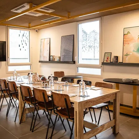 Jost Centre Gare מלון 3*